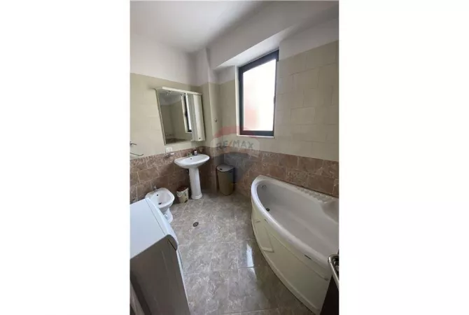 Shtepi me qera Apartament ne Tirane, 2+1, Mobilimi E mobiluar, Pagesa 550  Euro.