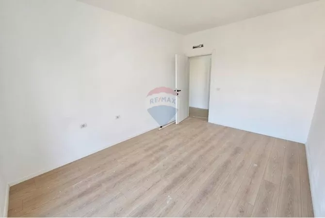 Zyre me parkim per qira te Pazari i Ri!