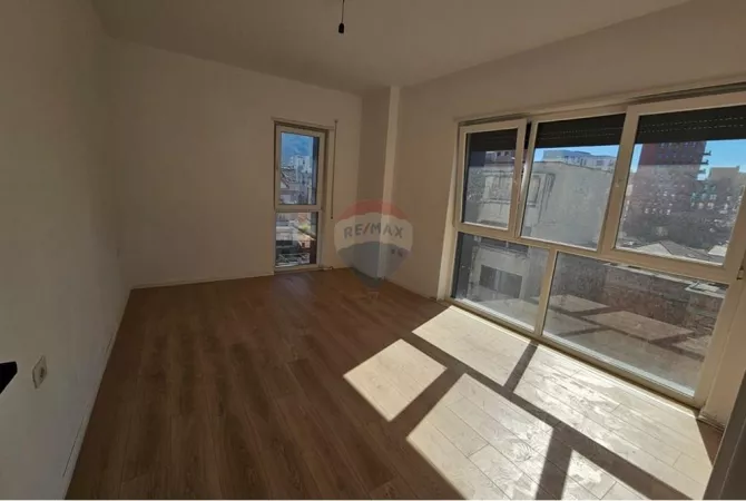 Ambient biznesi me qera 3+1 ne Tirane - 600 Euro