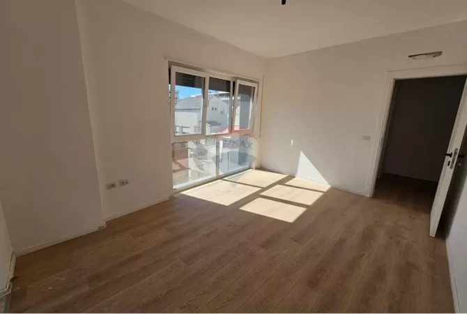 Ambient biznesi me qera 3+1 ne Tirane - 600 Euro