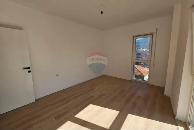 Zyre per qira tek Pazari i Ri!