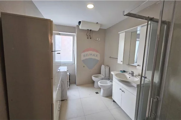 Shtepi me qera Apartament ne Tirane, 3+1, Mobilimi E mobiluar, Pagesa 55,000  Leke.