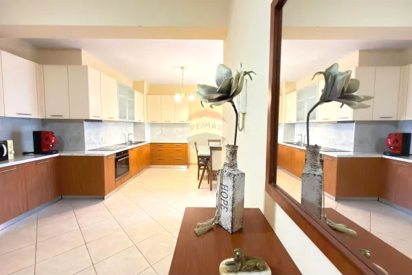 Shtepi me qera Apartament ne Tirane, 2+1, Mobilimi E mobiluar, Pagesa 700  Euro.