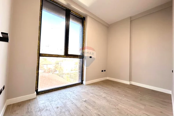 Ambient zyre me qira prane Shkolles se Kuqe!