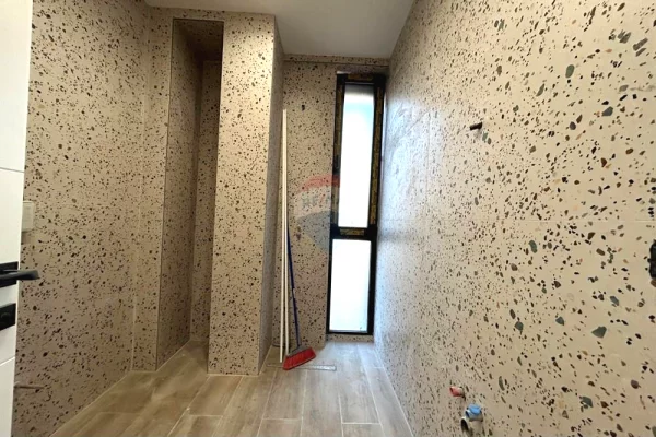 Ambient zyre me qira prane Shkolles se Kuqe!