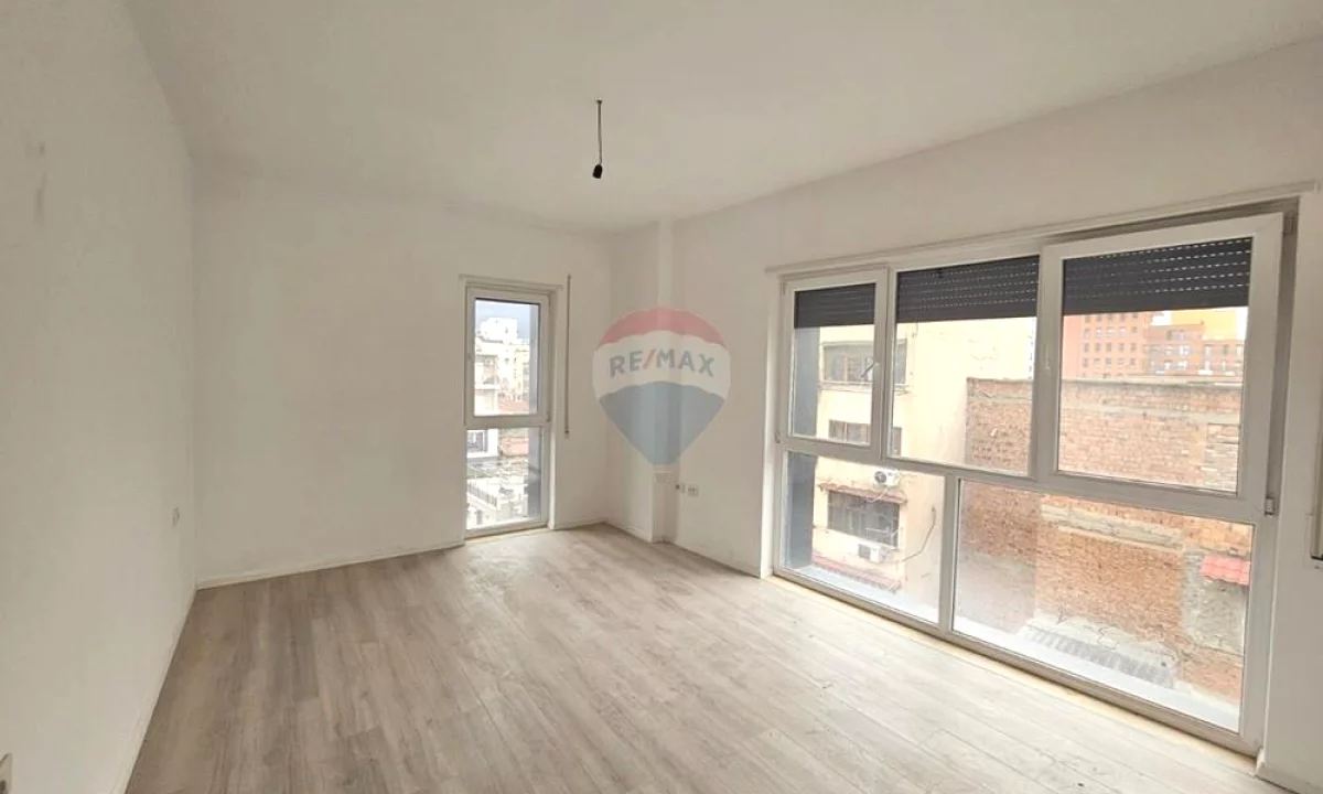 Zyre per qira tek Pazari i Ri!