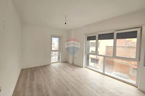 Ambient biznesi me qera 3+1 ne Tirane - 45,000 Leke