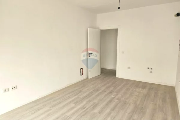 Ambient biznesi me qera 3+1 ne Tirane - 45,000 Leke