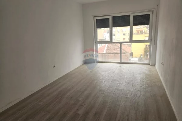 Ambient biznesi me qera 3+1 ne Tirane - 45,000 Leke