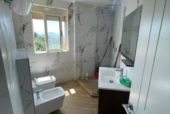 Shtepi ne shitje Apartament ne Tirane, 2+1, Mobilimi Bosh, pa mobiluar, Pagesa 124,000  Euro.