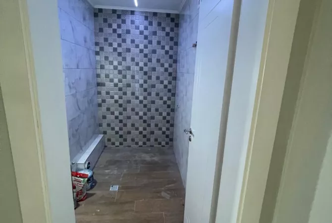 Shtepi ne shitje Apartament ne Tirane, 2+1, Mobilimi Bosh, pa mobiluar, Pagesa 124,000  Euro.