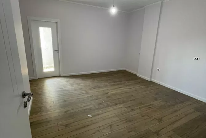 Shtepi ne shitje Apartament ne Tirane, 2+1, Mobilimi Bosh, pa mobiluar, Pagesa 124,000  Euro.