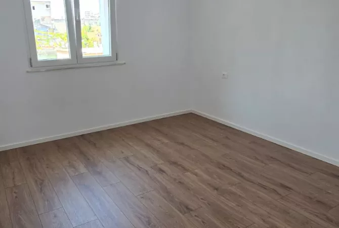 Shtepi ne shitje Apartament ne Tirane, 1+1, Mobilimi Bosh, pa mobiluar, Pagesa 153,000  Euro.