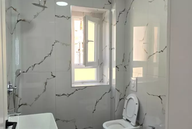 Shtepi ne shitje Apartament ne Tirane, 1+1, Mobilimi Bosh, pa mobiluar, Pagesa 153,000  Euro.