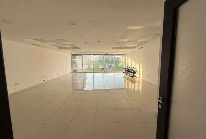 Ambiente Commerciale in Affitto 3+1 a Tirana - 2,200 Euro