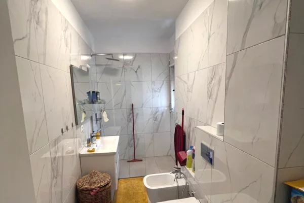 Shtepi ne shitje Apartament ne Tirane, 2+1, Mobilimi E mobiluar, Pagesa 198,000  Euro.