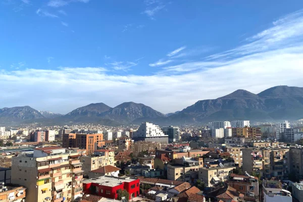 Shtepi ne shitje Apartament ne Tirane, 2+1, Mobilimi E mobiluar, Pagesa 198,000  Euro.