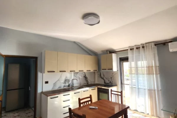 Shtepi me qera Apartament ne Tirane, 2+1, Mobilimi E mobiluar, Pagesa 450  Euro.