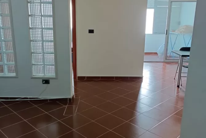 Shtepi ne shitje Apartament ne Tirane, 2+1, Mobilimi E mobiluar, Pagesa 125,000  Euro.