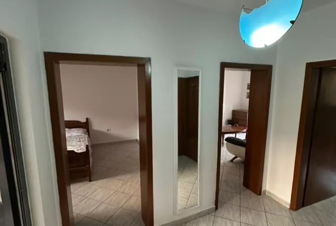 Shtepi me qera Apartament ne Tirane, 2+1, Mobilimi E mobiluar, Pagesa 400  Euro.