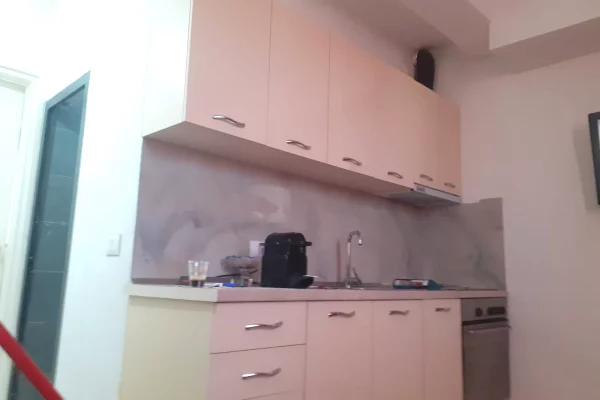 Shtepi me qera Shtepi Private ne Tirane, 1+1, Mobilimi E mobiluar, Pagesa 200  Euro.