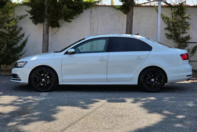 Makina ne shitje ne Tirane, Volkswagen, 2016 Diesel,Kambio Automatik Pagesa 9,800  Euro.