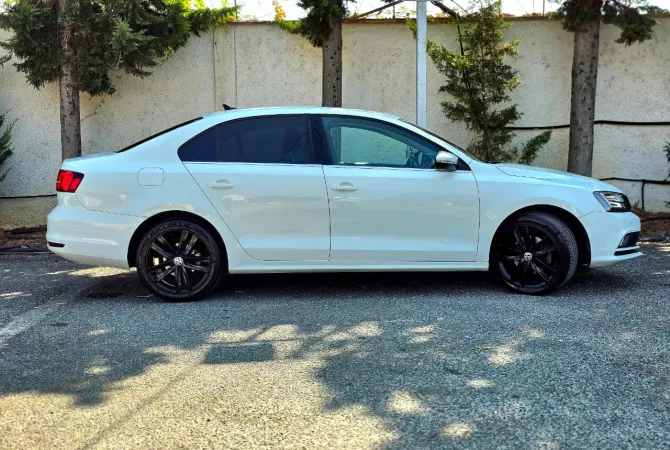 Makina ne shitje ne Tirane, Volkswagen, 2016 Diesel,Kambio Automatik Pagesa 9,800  Euro.