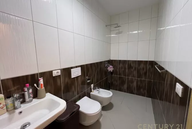 Shtepi me qera Apartament ne Tirane, 2+1, Mobilimi E mobiluar, Pagesa 1,300  Euro.