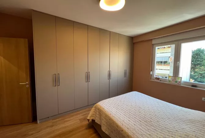 Shtepi me qera Apartament ne Tirane, 2+1, Mobilimi E mobiluar, Pagesa 1,300  Euro.