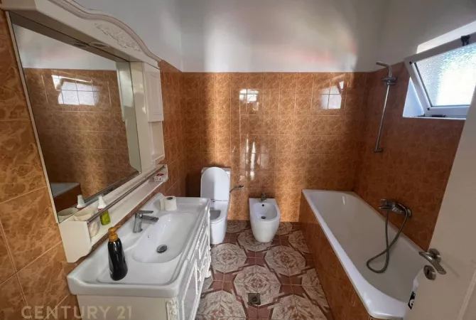 Shtepi me qera 2+1 ne Tirane - 700 Euro