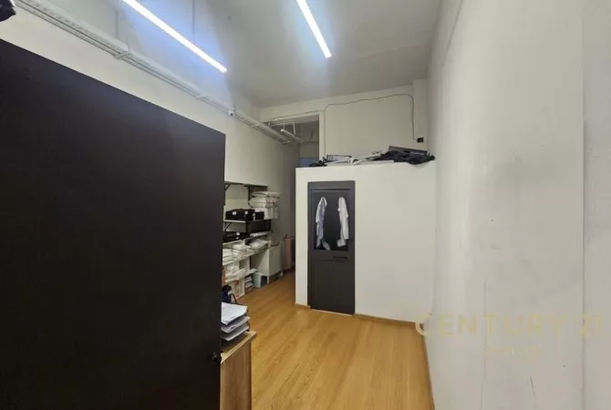 SPACE FOR RENT IN THE MUNICIPALITY OF PARIS NEAR KRISTAL CENTER! 2,500 Euro (BL-OKS118570)