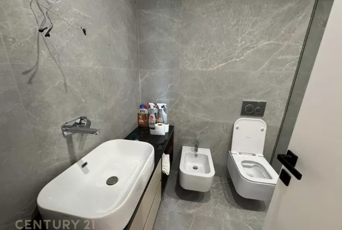 Shtepi me qera Apartament ne Tirane, 2+1, Mobilimi E mobiluar, Pagesa 2,200  Euro.