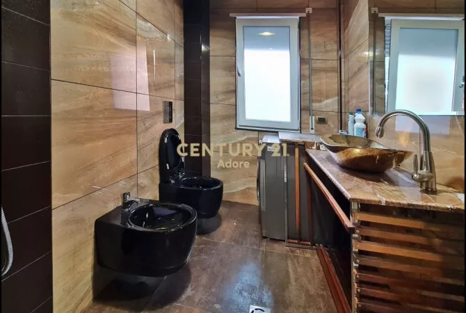 Shtepi ne shitje Apartament ne Tirane, 3+1, Mobilimi E mobiluar, Pagesa 185,000  Euro.