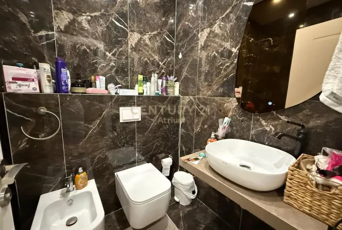 Shtepi ne shitje Apartament ne Tirane, 2+1, Mobilimi E mobiluar, Pagesa 300,000  Euro.