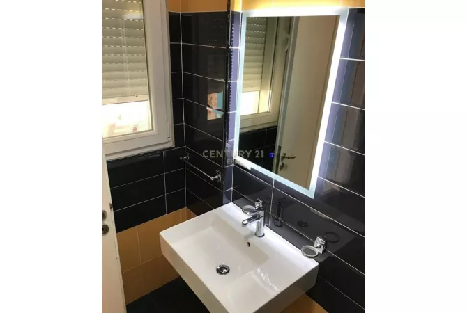 Shtepi ne shitje Apartament ne Vlore, Garsoniere, Mobilimi E mobiluar, Pagesa 129,000  Euro.