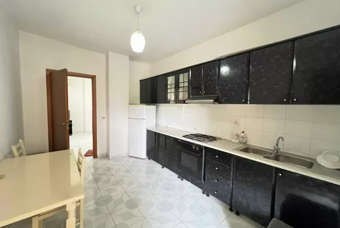 Shtepi me qera Apartament ne Tirane, 2+1, Mobilimi Pjeserisht e mobiluar, Pagesa 500  Euro.