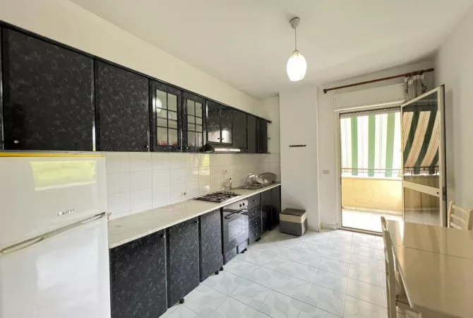 Shtepi me qera Apartament ne Tirane, 2+1, Mobilimi Pjeserisht e mobiluar, Pagesa 500  Euro.