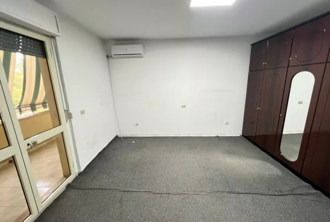 Shtepi me qera Apartament ne Tirane, 2+1, Mobilimi Pjeserisht e mobiluar, Pagesa 500  Euro.