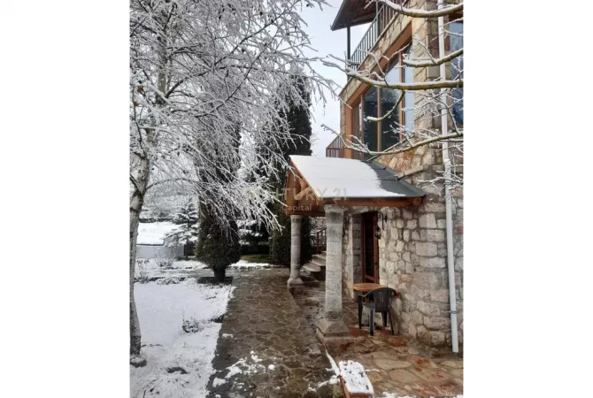 Ambient biznesi me qera 5+1 ne Korce - 1,300 Euro
