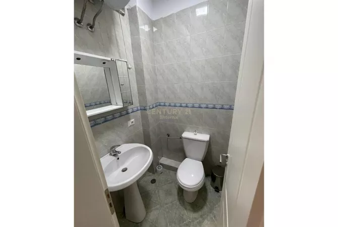 Shtepi me qera Apartament ne Tirane, 3+1, Mobilimi E mobiluar, Pagesa 1,000  Euro.