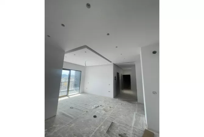 JEPET ME QIRA AMBJENT ZYRE + POST PARKIMI DHE VERANDE NE QENDER TE TIRANES – 82 M2, KATI 13