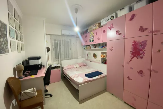Shtepi ne shitje Apartament ne Tirane, 2+1, Mobilimi E mobiluar, Pagesa 180,000  Euro.