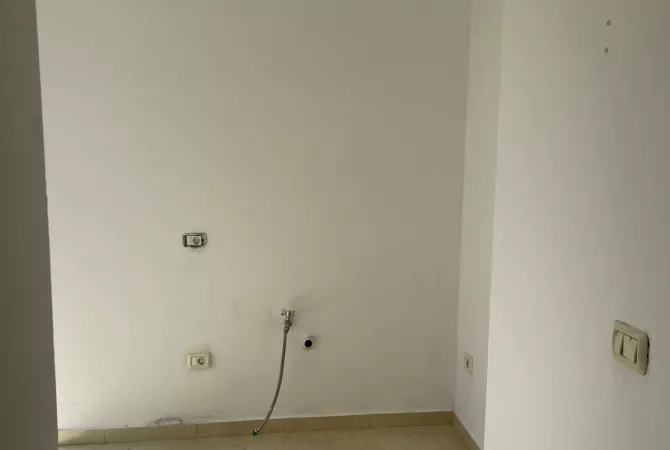 Shtepi me qera Apartament ne Tirane, 2+1, Mobilimi Bosh, pa mobiluar, Pagesa 1,100  Euro.
