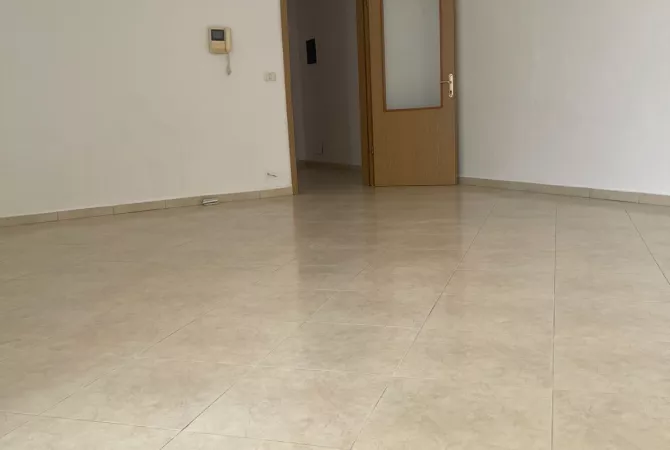 Shtepi me qera Apartament ne Tirane, 2+1, Mobilimi Bosh, pa mobiluar, Pagesa 1,100  Euro.