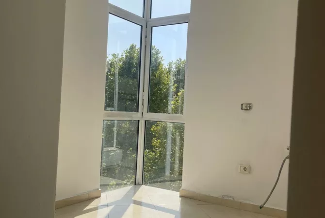 Shtepi me qera Apartament ne Tirane, 2+1, Mobilimi Bosh, pa mobiluar, Pagesa 1,100  Euro.