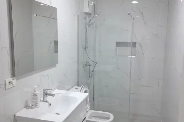 Ambient biznesi me qera 3+1 ne Tirane - 90,000 Leke