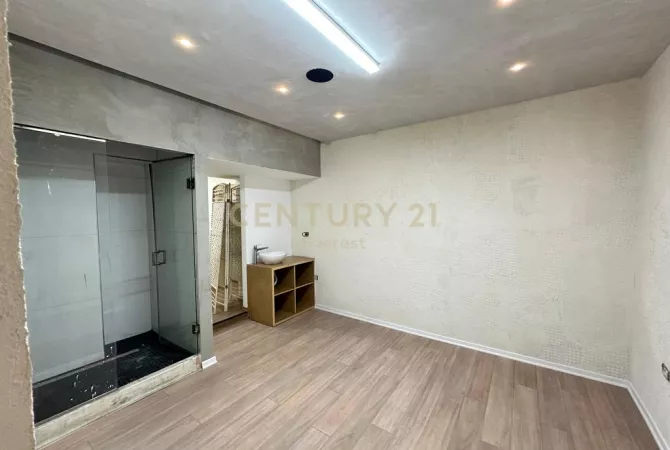 MYSLYM SHYRI, AMBIENT KOMERCIAL PER QIRA