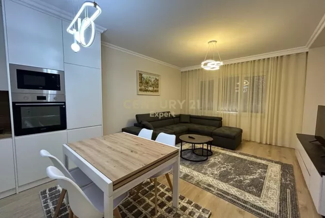 Shtepi me qera 2+1 ne Tirane - 1,300 Euro