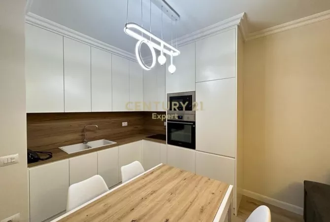 Shtepi me qera 2+1 ne Tirane - 1,300 Euro