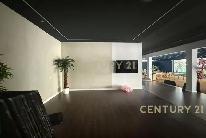 AMBIENT KOMERCIAL PER QIRA - 727 m2, TEK ISH-EKSPOZITA !